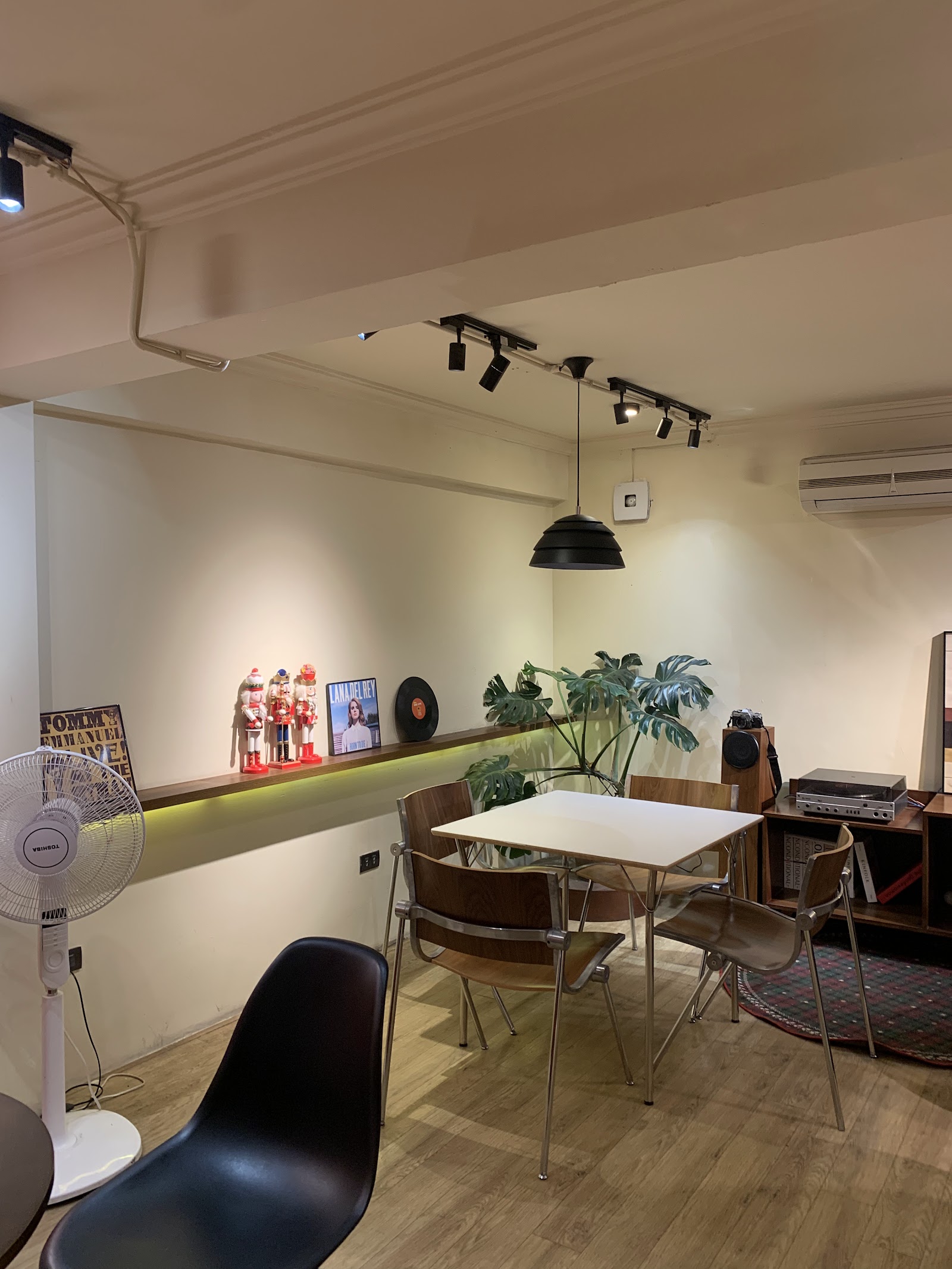 9room Cafe & Decor