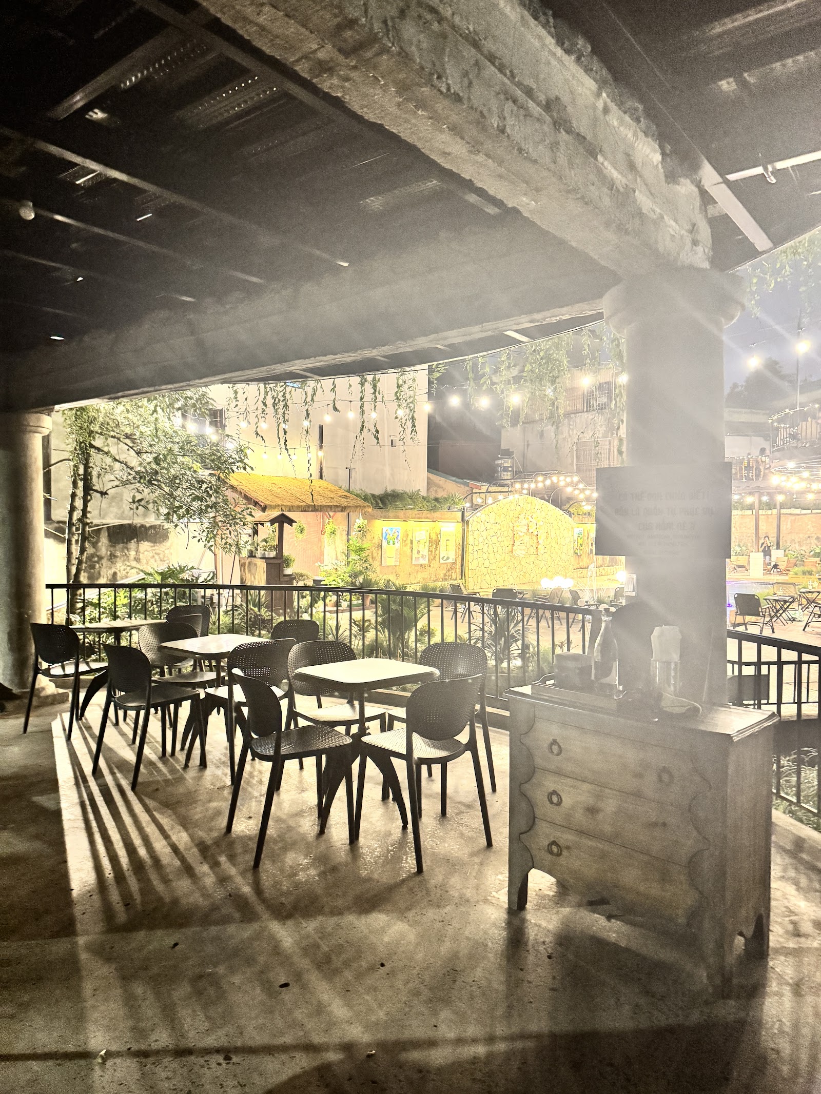 Hầm Trú Ẩn Cafe