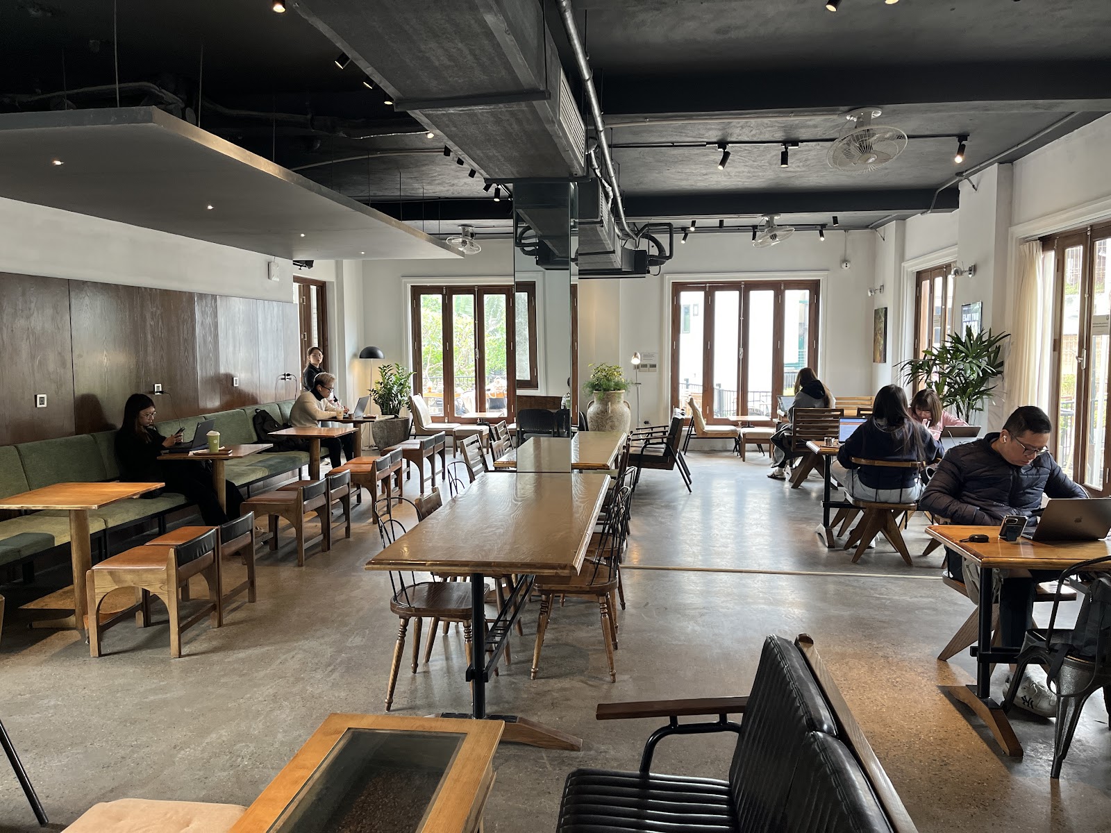 Hầm Trú Ẩn Cafe